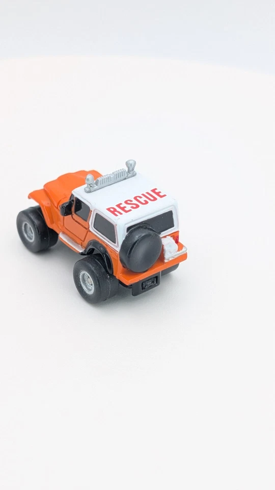 Micro Machines, 1999 Hasbro, Jeep Wrangler, #40 White Water Rescue Variant - Image 3 of 4