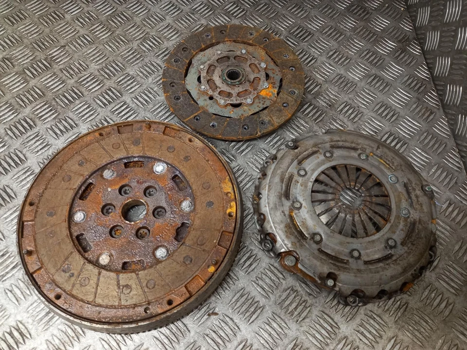 Peugeot 208 Mk1 Flywheel 6 Speed Manual 1.2L Petrol 9813700880 2019 - Image 3 of 4