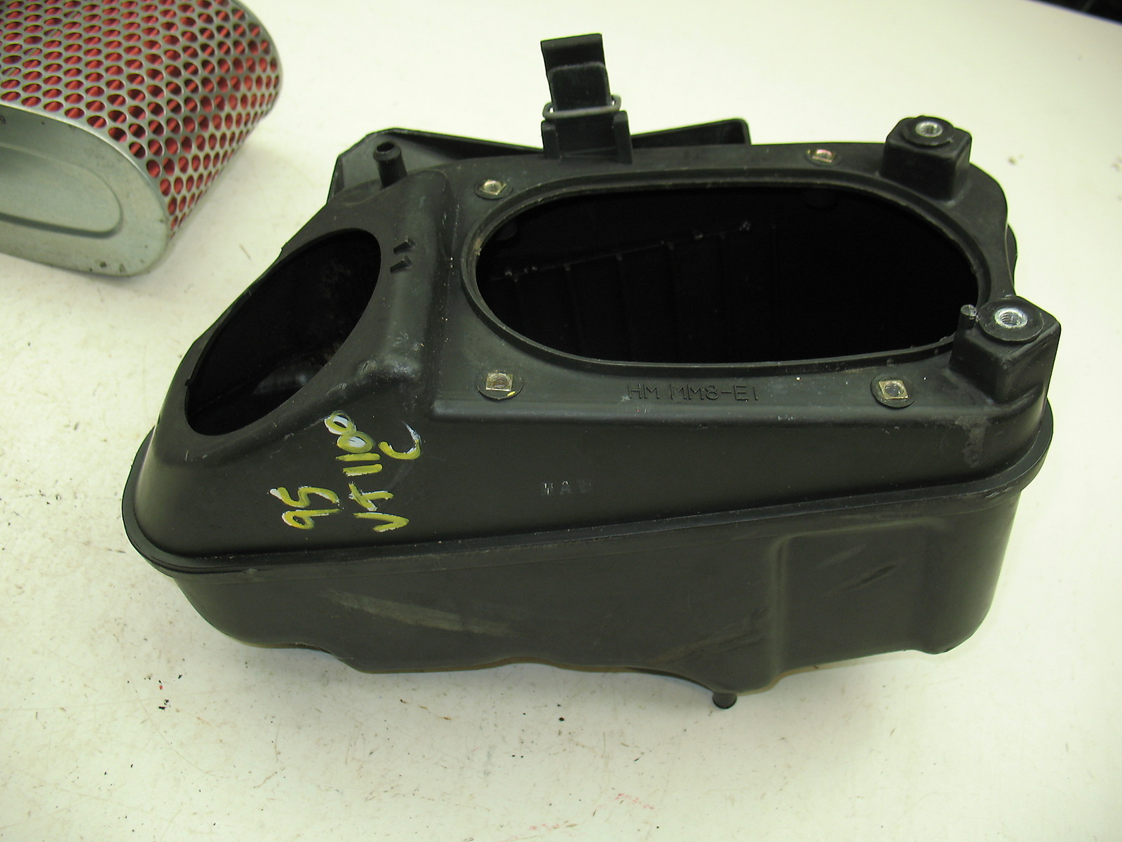 1995 HONDA VT1100C AIR BOX AIRBOX + FILTER HOLDER + 4 SCREWS + ALL GOOD