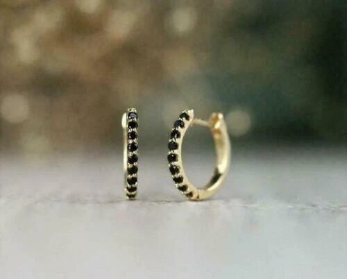 Pendientes de aro Huggie de ónix negro redondos creados en laboratorio de 0,25 quilates enchapados en oro amarillo de 14 quilates Foto 3 de 4