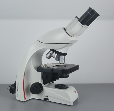 Leica DM 500 Mikroskop mit integrierter LED-Beleuchtung und 4 Planobjektiven