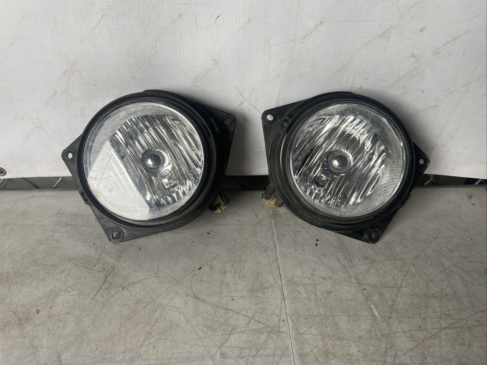 2006-2010 HUMMER H3  LEFT & RIGHT 2ND DESIGN FRONT FOG LIGHT  PAIR SET OEM