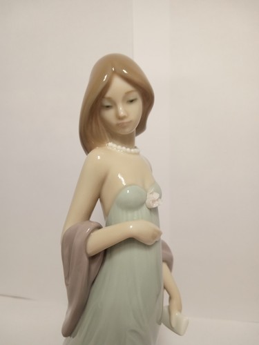 Lladro - 5487 - Daisa 1987. Ingenue Porcelain Figurine. Height 7.75" - Picture 2 of 8