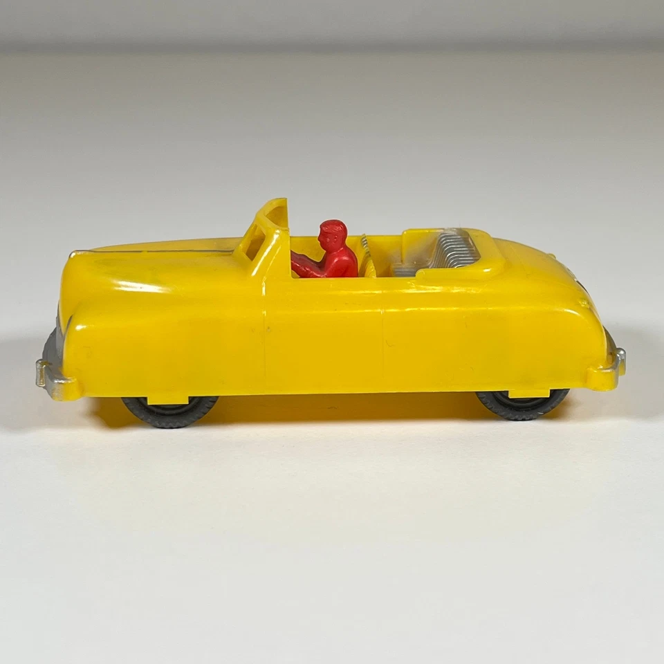 Винтажный 1950-х Renwal No.104 желтый пластиковый автомобиль-трансформер с красным драйвером США - Изображение 2 из 4