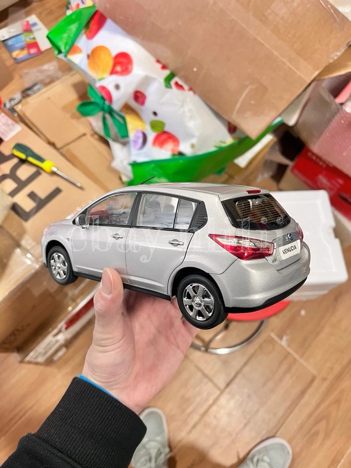 Nissan Versa Venucia Hatchback plateado modelo de coche fundido a presión escala 1:18 2011~2016 Foto 3 de 4