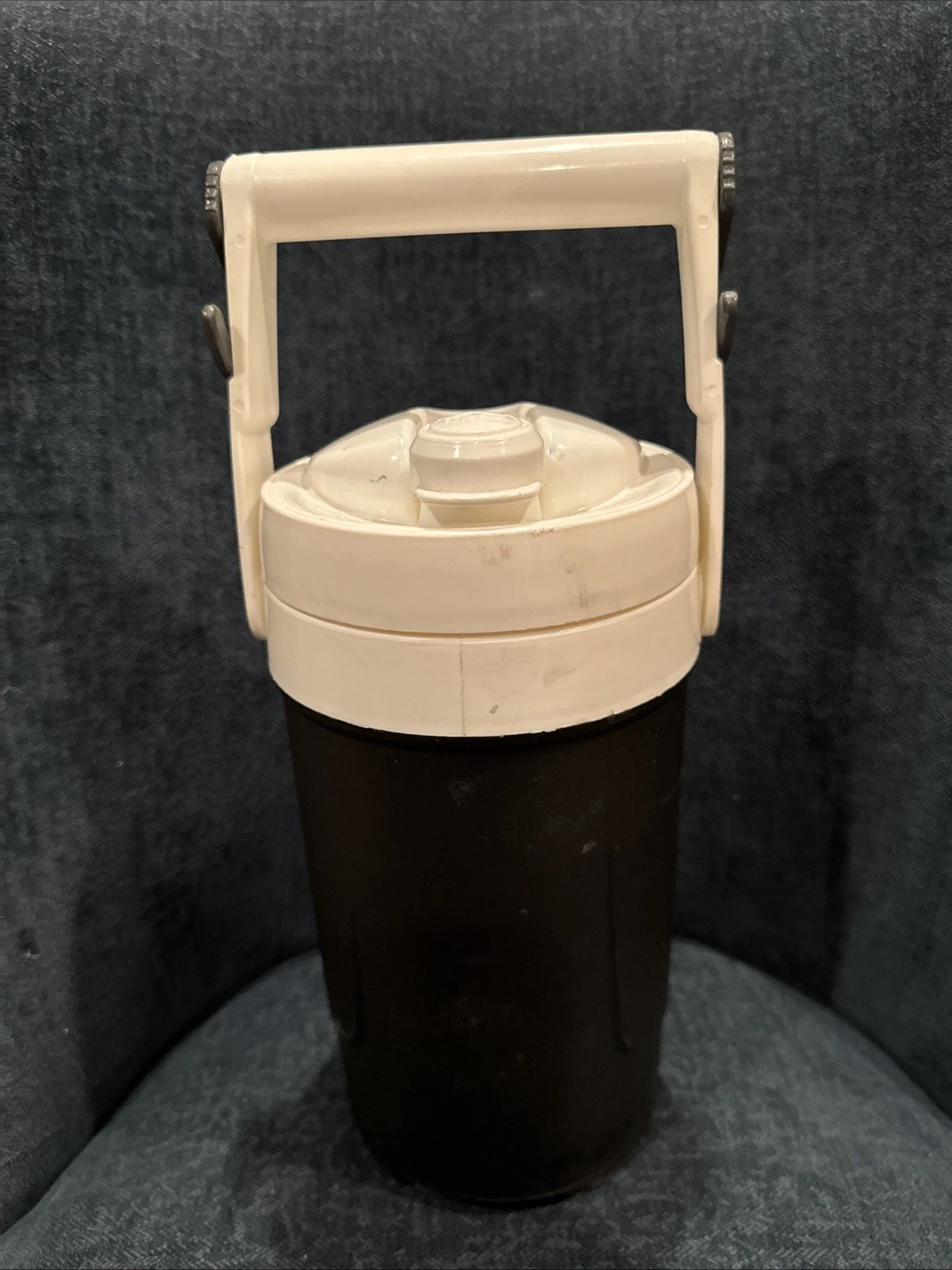 VTG Igloo Legend 1/2 Gallon Insulated Jug Cooler Black White Cup Holders Used