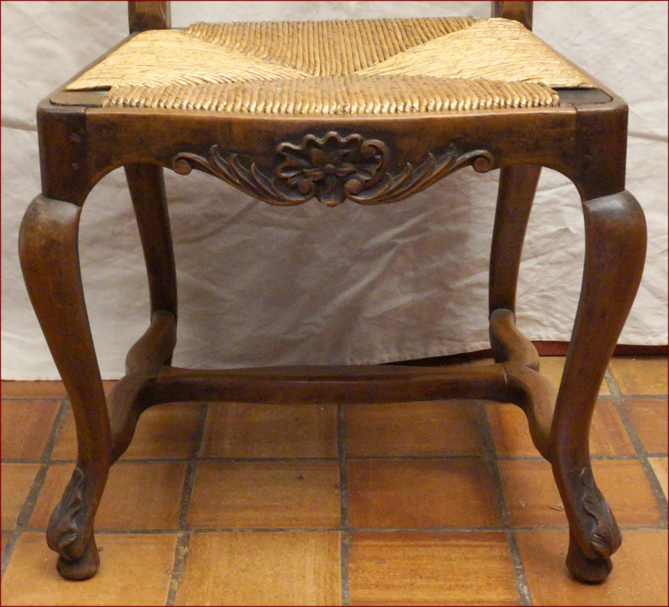 Juego de 4 sillas de comedor provinciales Luis XV talladas en nogal asiento Rush finales del siglo XIX Foto 4 de 4