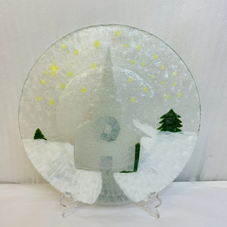 Iglesia de campo de vidrio artístico fundido con plato de corona de Navidad firmado con fecha PBG Foto 4 de 4