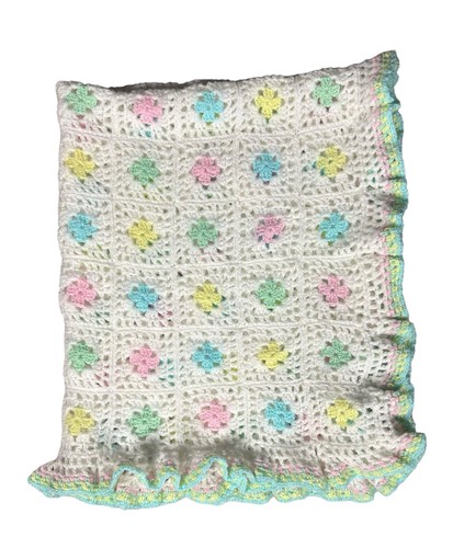 Handarbeit Babydecke Rüschen Pastell Gelb Rosa Blau Kinderzimmer Deko Blumen - Bild 3 von 3
