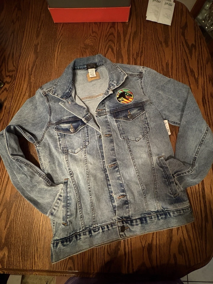 НОВАЯ джинсовая куртка Universal Studios Jurassic Park к 30-летию для взрослых S - Изображение 3 из 4