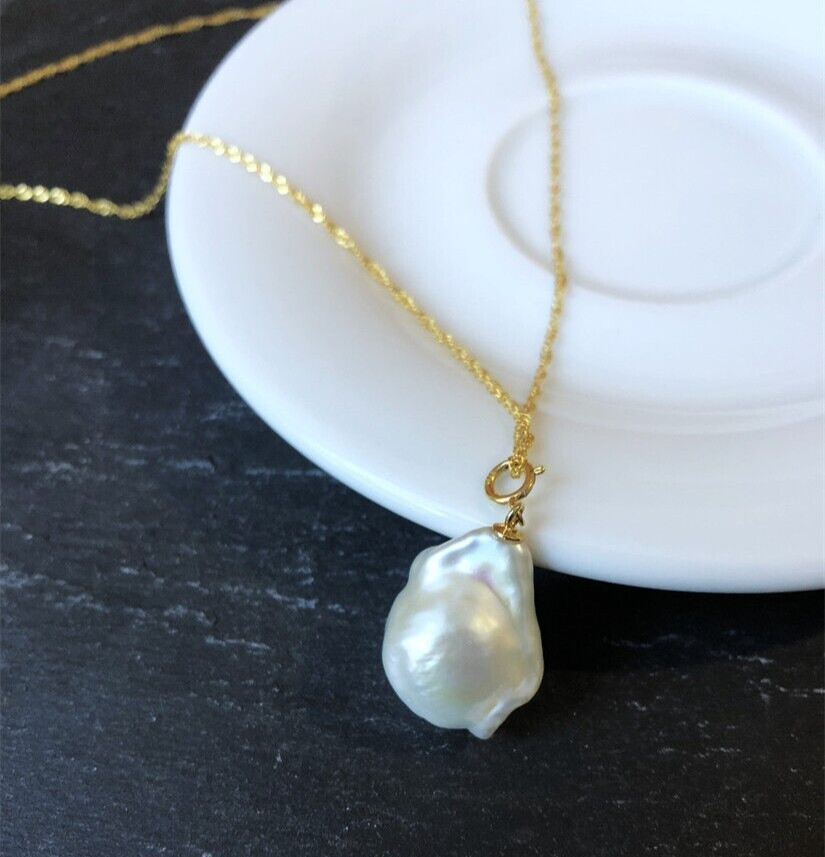 Collier perles Baroque blanches et pendentif amovible boule de flamme en nacre véritable