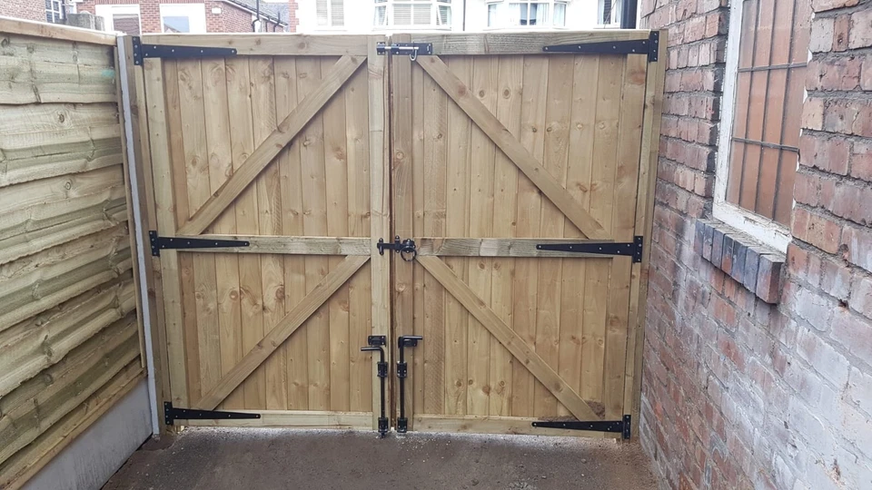 DRIVEWAY GATES SUPER HEAVY DUTY TIMBER WOODEN MADE TO MEASURE TREATED 6FT X 10FT - Image 3 of 4