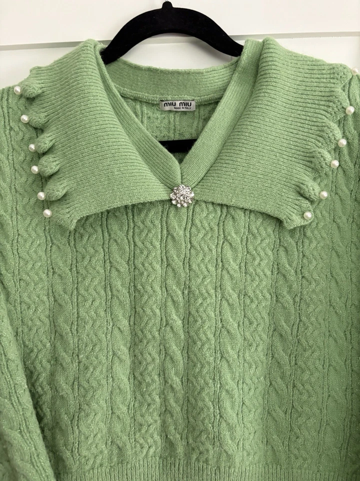 Suéter MIU MIU Recortado Tejido con Cable Mezcla de Lana de Cachemira Cuello en V Perlas y Diamantes Foto 4 de 4