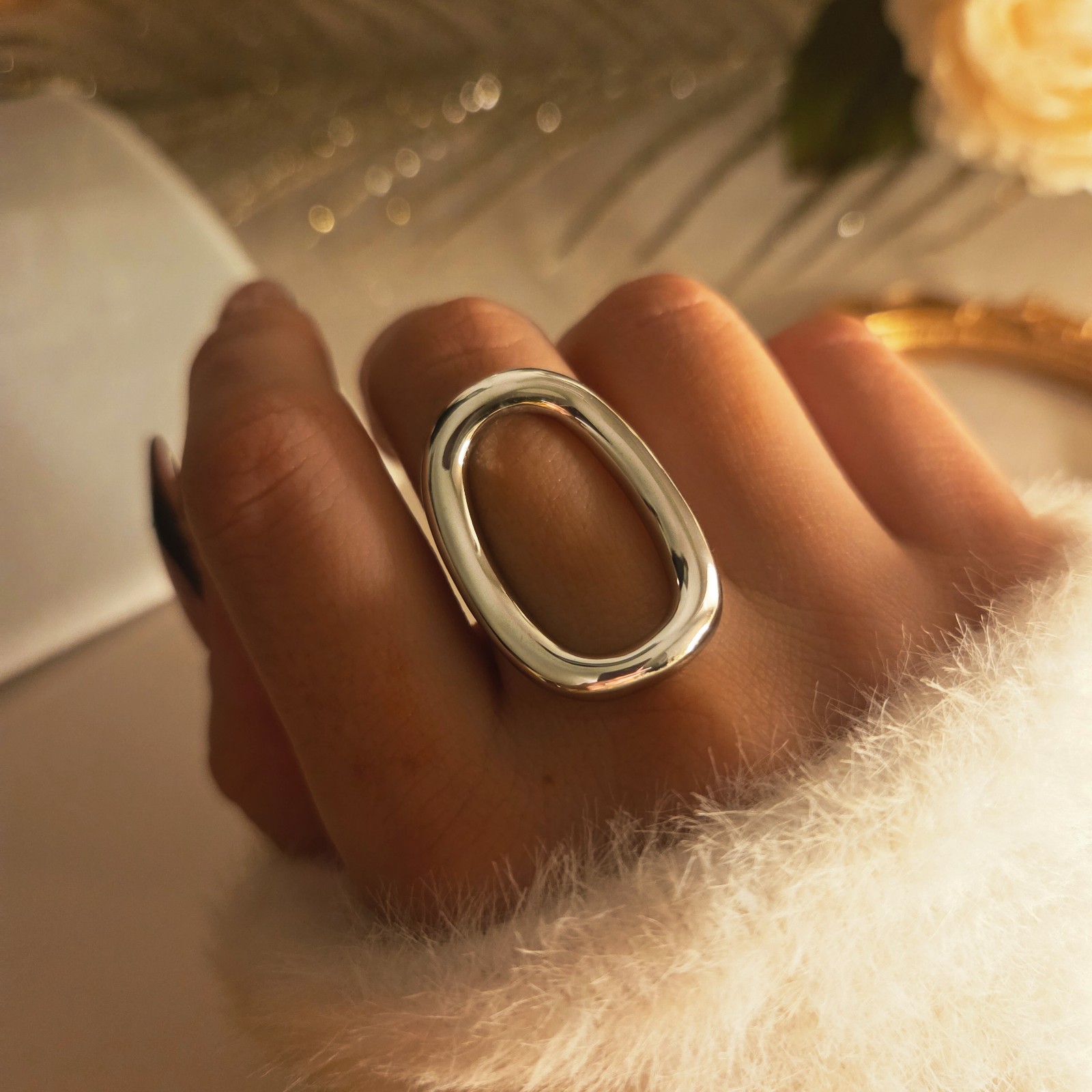 Bague ouverte en acier inoxydable pour femme au design moderne ovale ajustable
