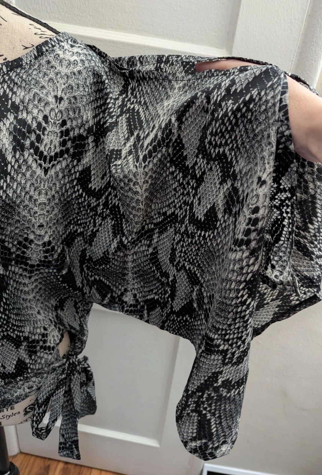 Morgan Women’s Vintage Python Print Bat Sleeve To… - image 2