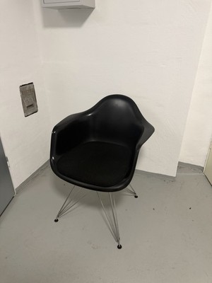Vitra Eames Armchair, Original Schwarz