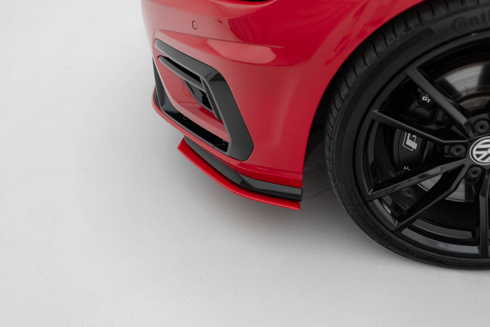 Diffuseur avant Maxton rouge Golf 7 R améliorant l'aérodynamisme