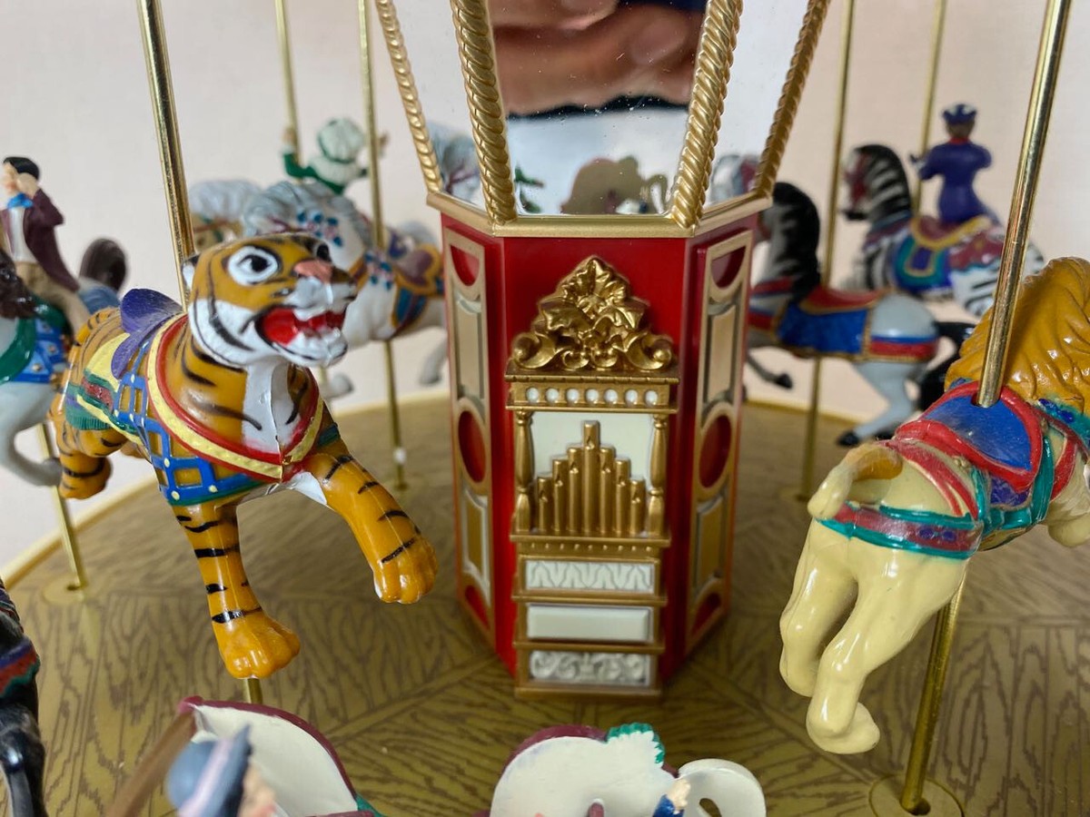 1999 MR. CHRISTMAS Millennium Edition Carousel. 30 Christmas