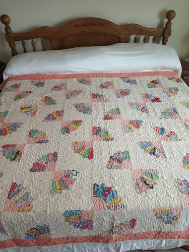 Vintage Handmade Quilt, Fan Pattern - 74" x 96" - machine quilted - Picture 2 of 24