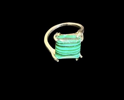 Dies ist ein Ring aus  mit  einem  Malachit