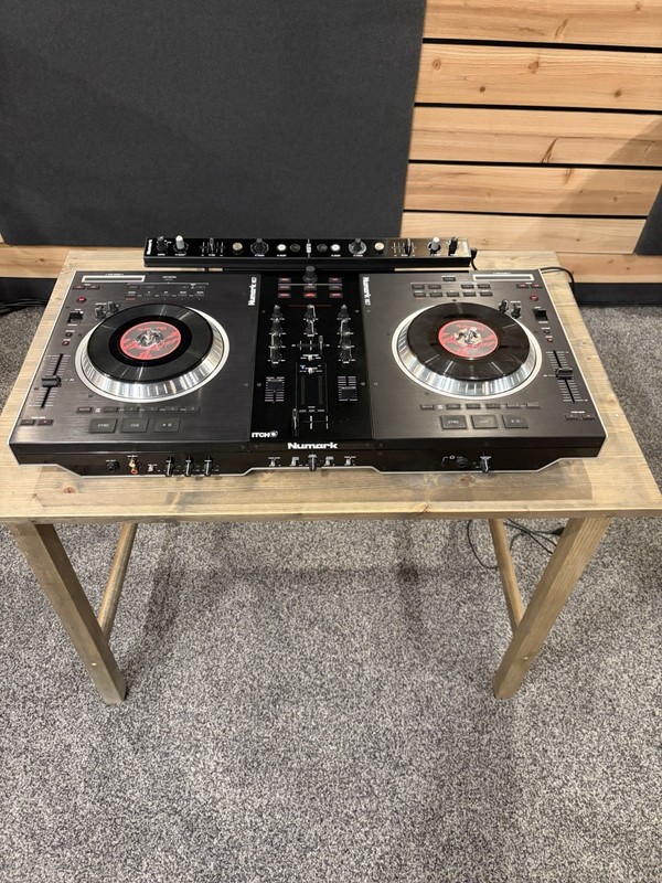 Numark NS7 DJ Turntable Controller with NSFX Control With Road Case
