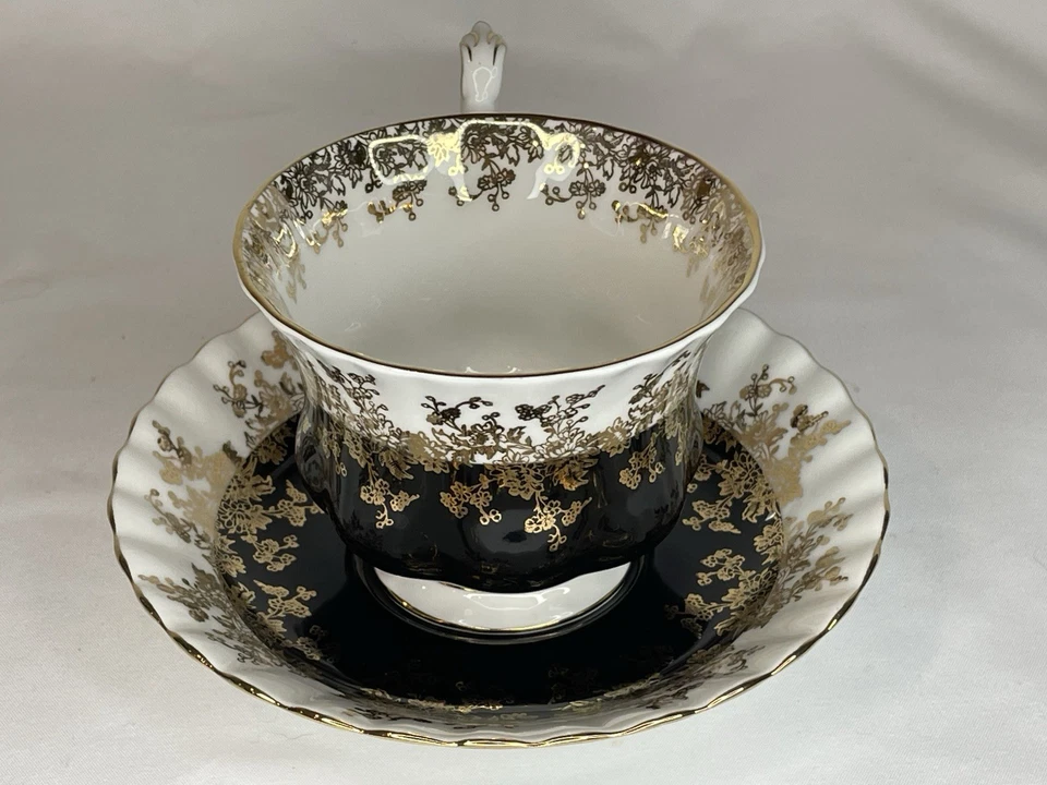 Taza y platillo con patas de porcelana de hueso negro blanco y dorado ROYAL ALBERT “Regal Series” Foto 2 de 4