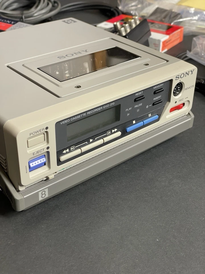 Portable Video Recorder Sony EVO-210 - Video8 PRO VCR - NOT TESTED - Immagine 2 di 4