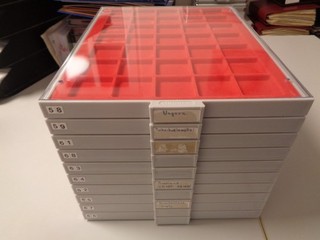 10 Stück LINDNER Münzboxen mit eckigen Einteilungen für hunderte große Münzen