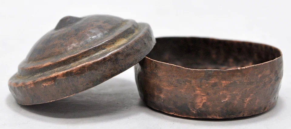 Antigua caja Tika en polvo Kum Kum de cobre original hecha a mano  Foto 3 de 4