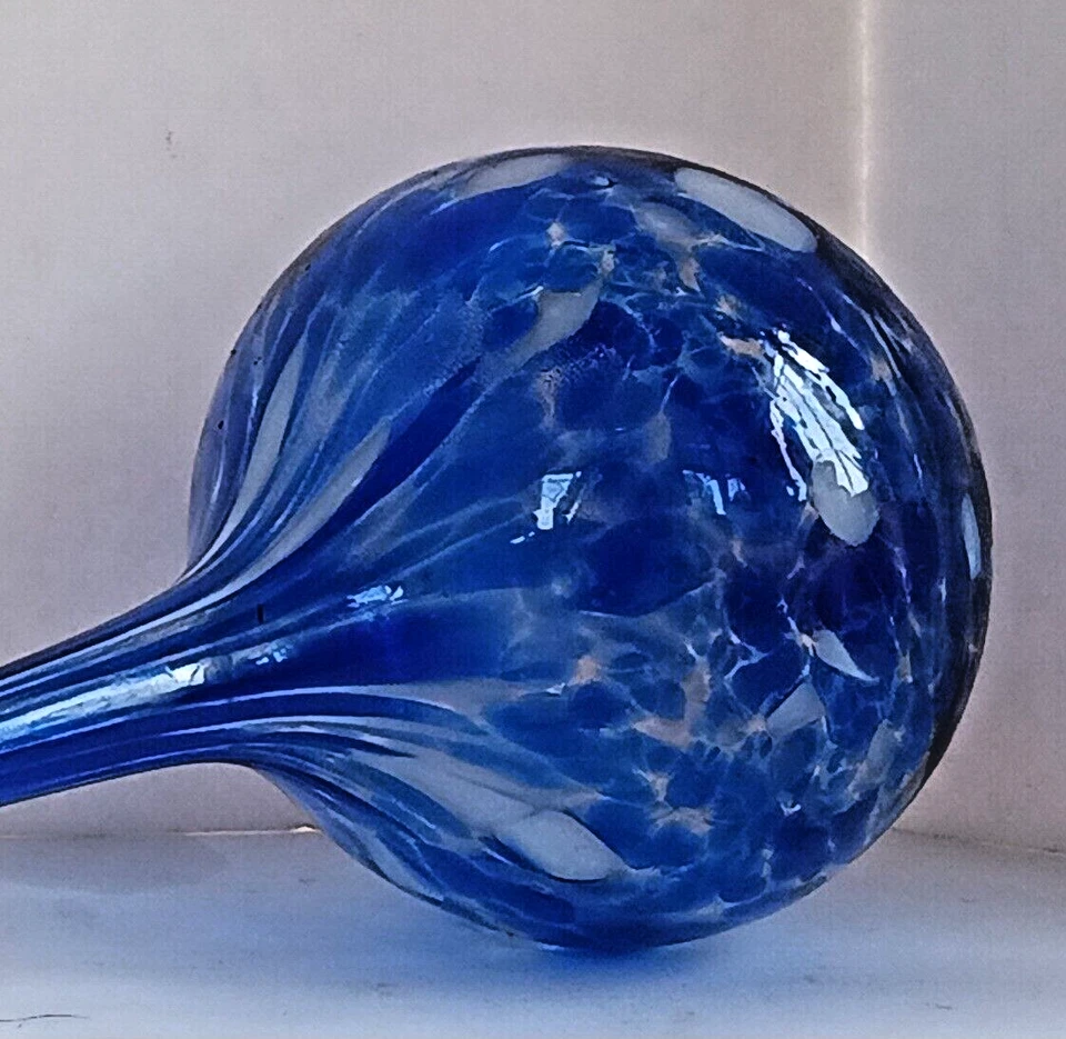 Globo de rega de plantas de vidro Art Deco – Azul e branco – soprado à mão – 11,5” - Imagem 4 de 4