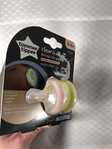 Tommee Tippee Closer To Nature Pacifier Breast-Like Shape Night Time 0-6m 2pk - Imagen 6 de 7