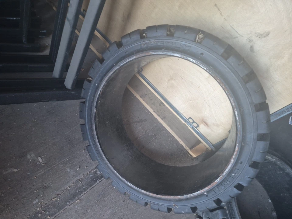 Neumáticos para carretilla elevadora a presión X2 Magnum Solideal 21x7x15 **Pickup local Colton Ca** Foto 2 de 4