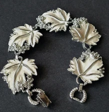 Sarah Coventry Vintage Signed Fall Fashion Cream Enamel Grape Leaves Bracelet