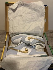 Nike SB Dunk Low Pro QS White/Metallic Gold S...