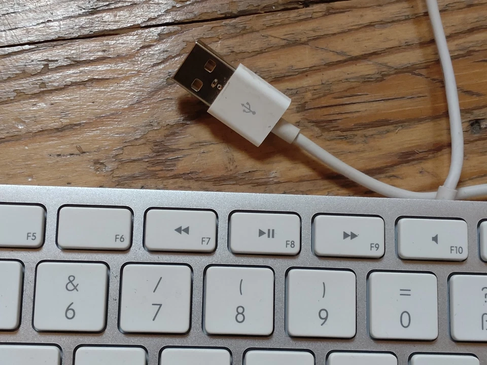Apple Tastatur QWERTZ Metall USB auch an PCs verwendbar - Bild 2 von 4