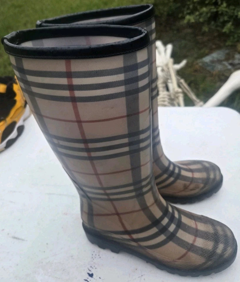 Burberry auténtico para mujer EE. UU. Botas de lluvia de goma a cuadros Nova Check talla 6 Foto 4 de 4