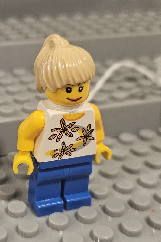 Lego MINIFIGURE- Town City Female Yellow Flowers Shirt Cty0130.  Lot153