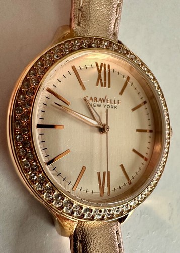 Reloj Caravelle by Bulova para Niños, Cristales Austriacos, Correa de Cuero Dorado Metálico - Imagen 2 de 7