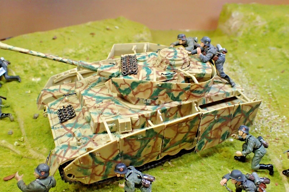 Built Painted Tamiya 1/35 German Panther Pz Kpfw IV tank & infantry lot - Image 2 of 4
