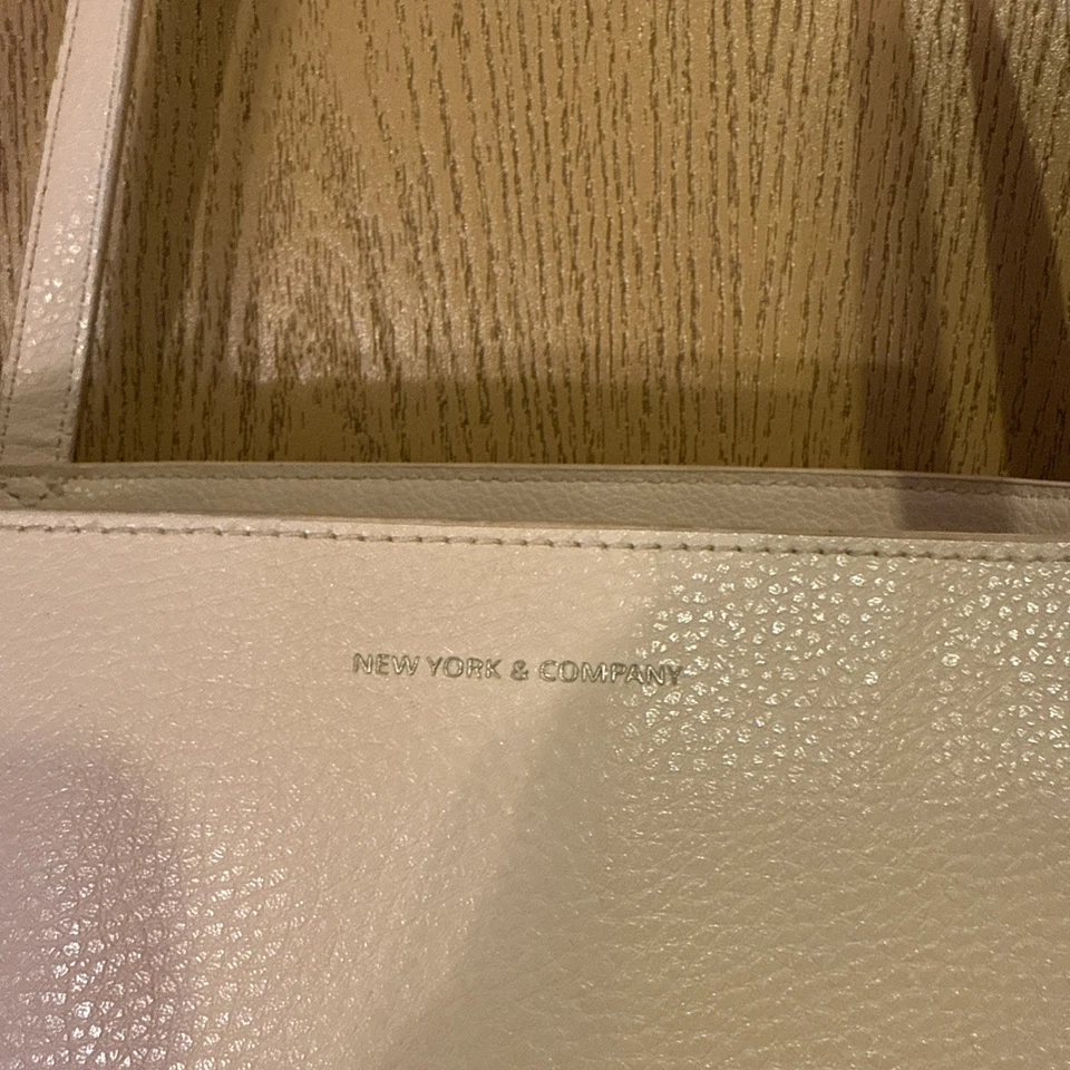 New York and Company Bolso de Hombro Rosa Imitación Cuero Grande Cierre con Cremallera Foto 2 de 4