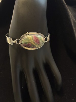 Natürlicher Rubin Fuchsit ovale Form Cabochon Edelstein in 925 Armreif Armband