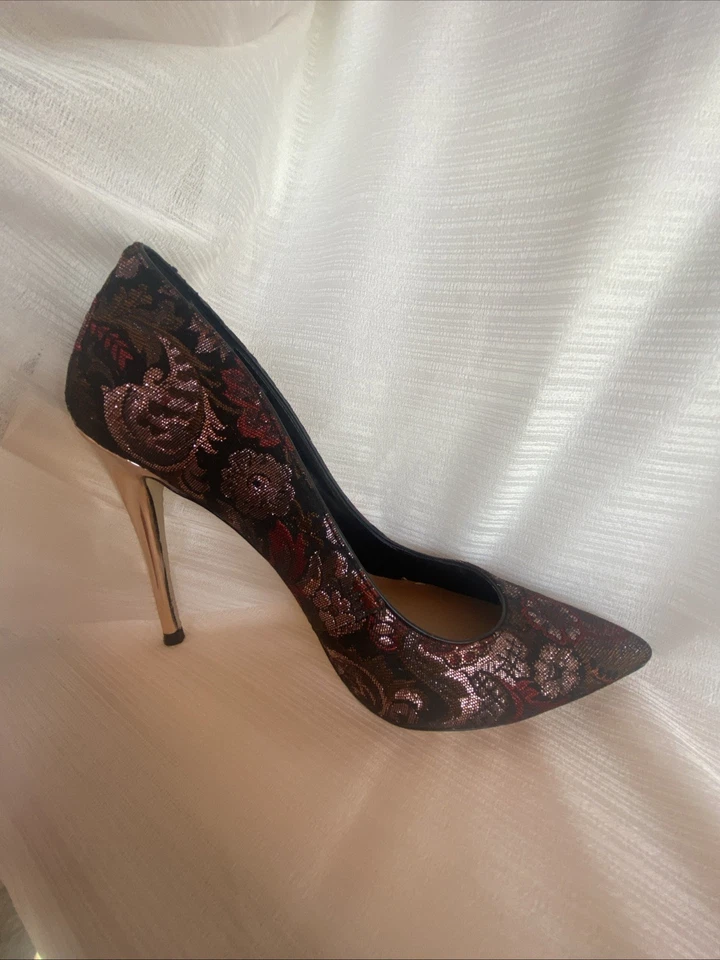 Tacón de aguja dorado Aldo para mujer diseño floral talla 7 excelente estado usado en excelente estado Foto 3 de 4