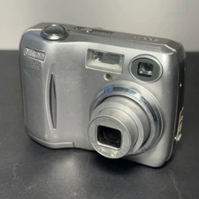 Nikon Coolpix 2200 Digital Compact Camera 2.0MP 3x Optical Zoom Silver - Tested