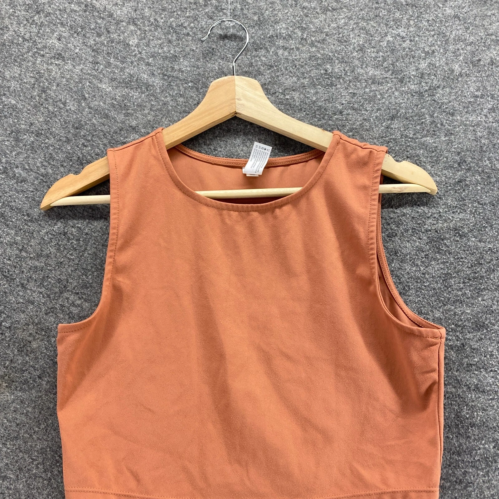 yogalicious cropped sleeveless wide strap round neck tank-top