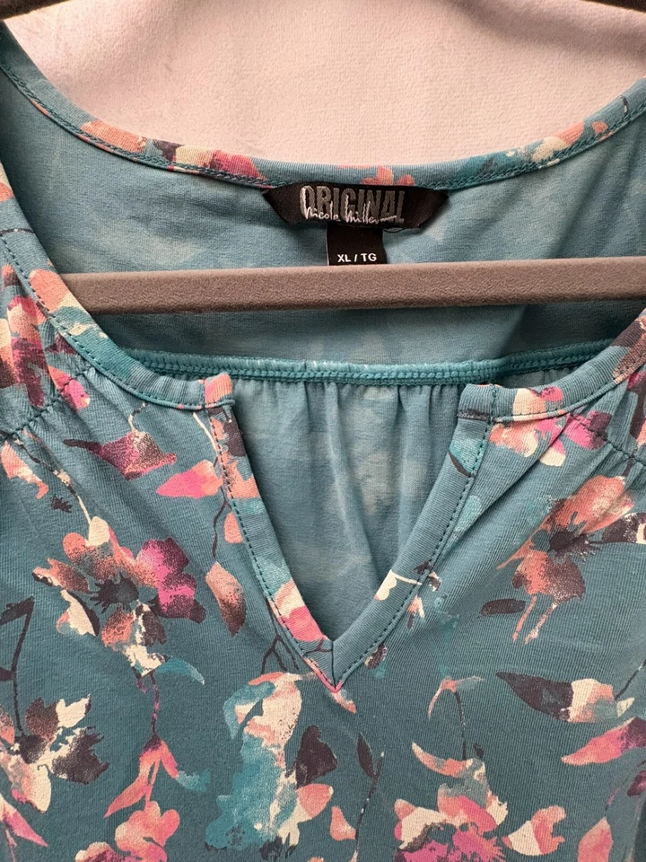 Top Nicole Miller para mujer talla XL verde azulado con patrón floral SS V cuello fluido Foto 2 de 4