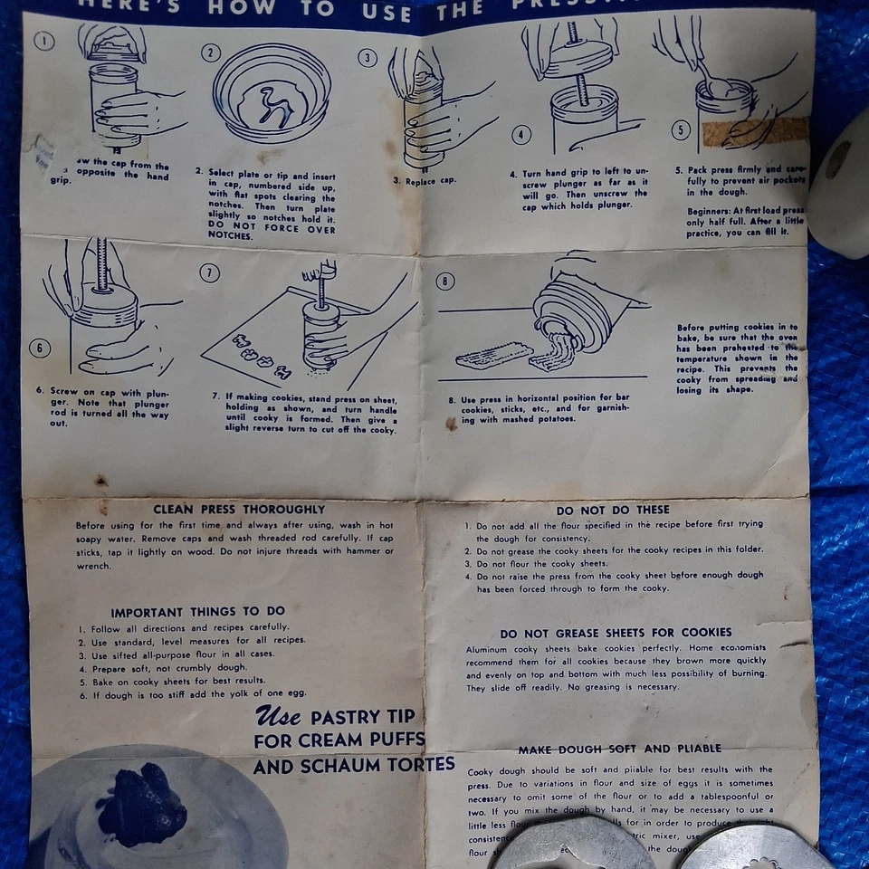 Vintage Cookie Pastry Press Metal with 4 decorating tips, 19 presses - Image 3 of 4