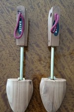 Womens Bally Cedar Split Toe Shoe Trees Medium Excellent