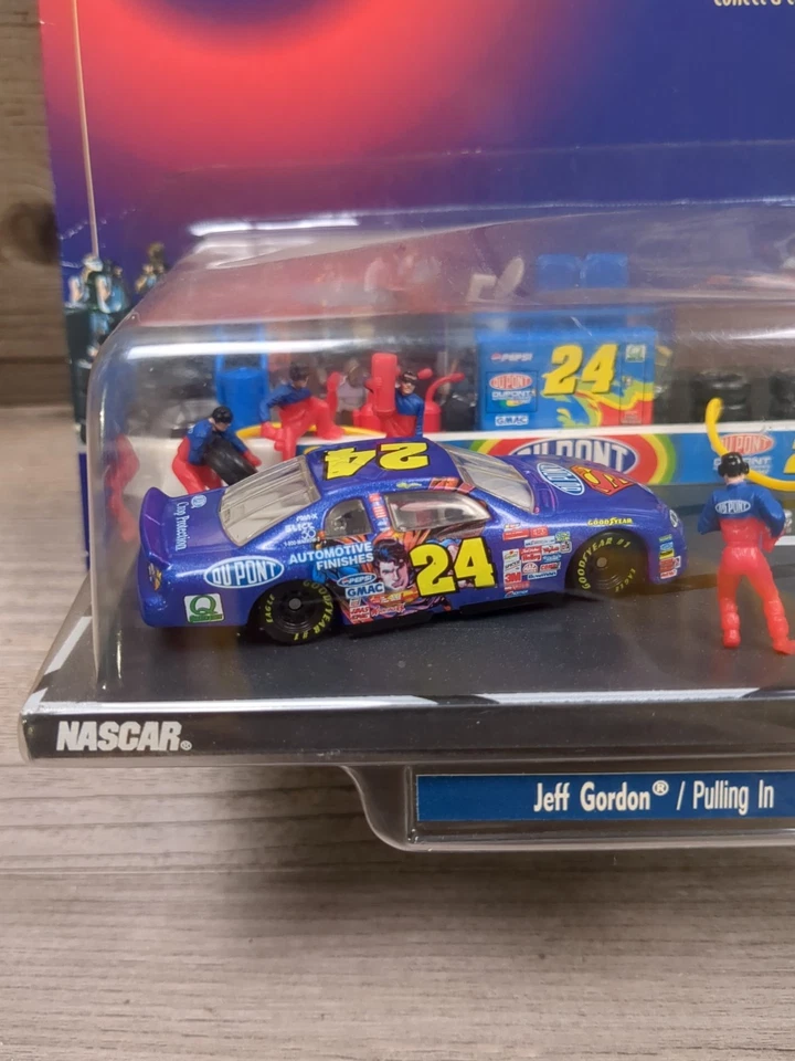 Winner's Circle NASCAR Jeff Gordon Pit Row Series "Pulling In" Diorama Set - Image 2 of 4