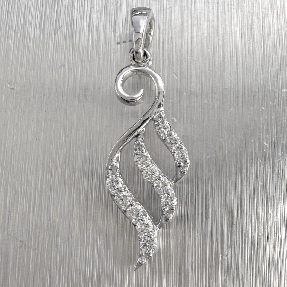 Juego de pendientes y colgantes redondos de oro blanco de 18k con motivo de hoja de diamante 3,35 g 0,45 ctw Foto 4 de 4