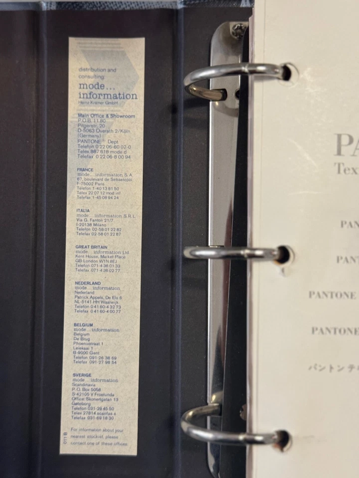 Deux classeurs nuancier pantone textile vintage - Photo 3/4